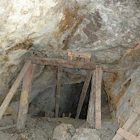 Diamante. La Prieta mine. wood support, bad conditions.
